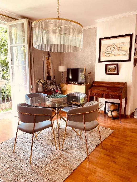 une salle à manger avec une table et des chaises en verre dans l'établissement Plein cœur du village olympique, à Saint-Ouen