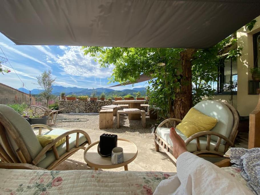 Nespecifikovaný výhled na hory nebo výhled na hory při pohledu z prázdninového domu