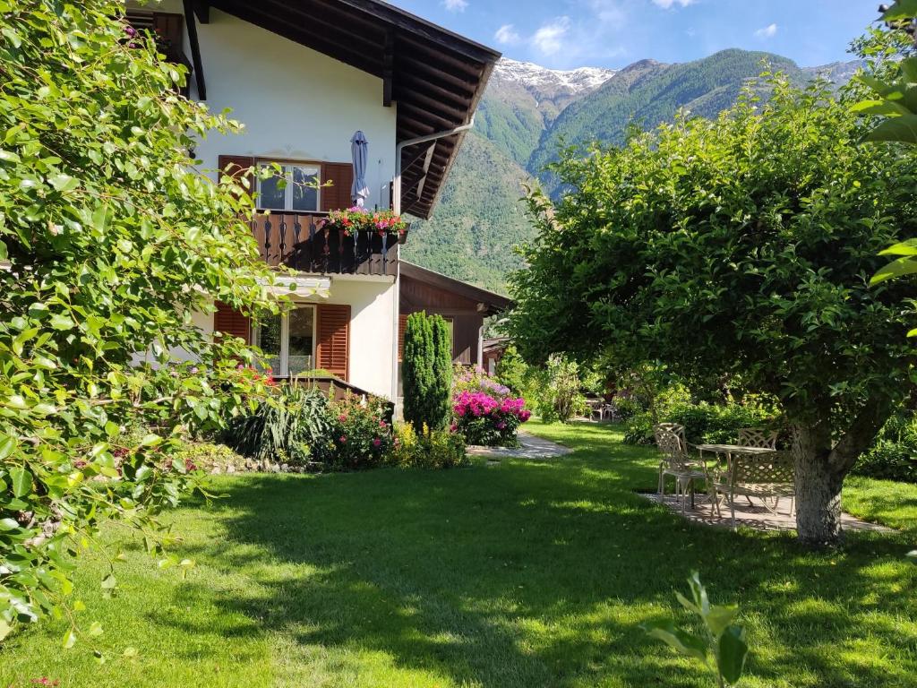 een huis in de bergen met een tuin bij Haus im Erlengrund in Coldrano