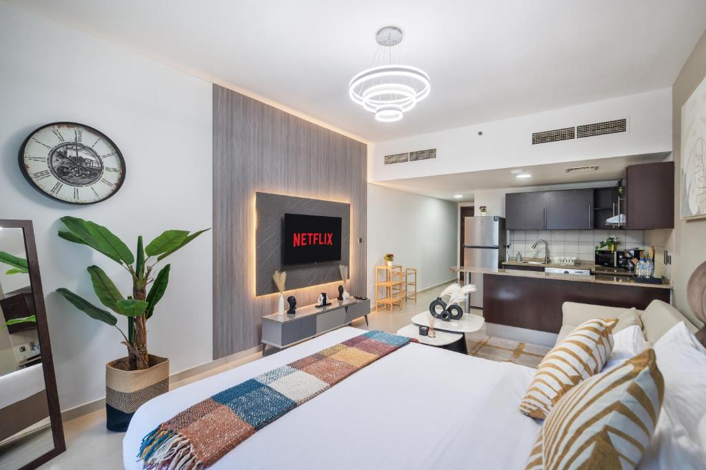 Een keuken of kitchenette bij Furnished Studio In Arch Tower, Jlt Near Metro