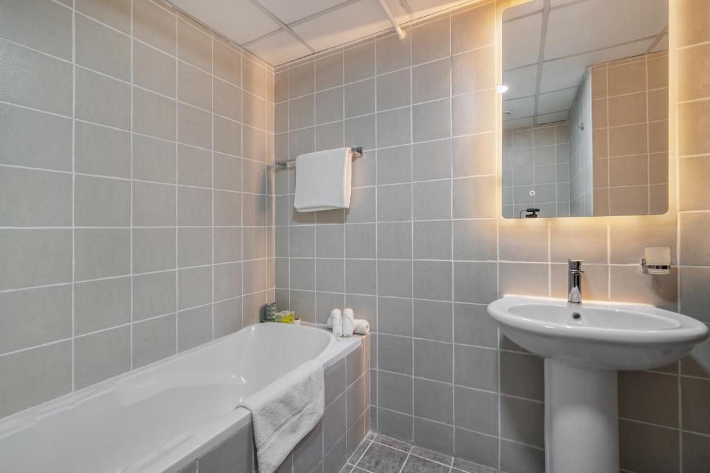 Een badkamer bij Furnished Studio In Arch Tower, Jlt Near Metro