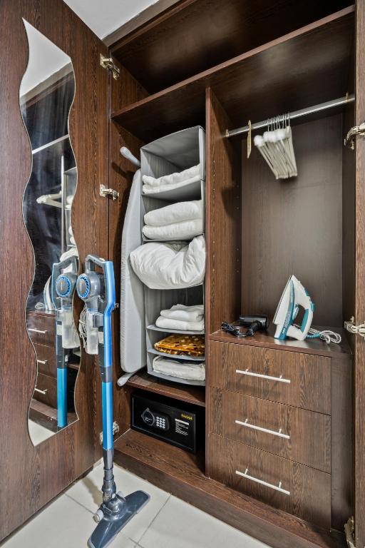 Een bed of bedden in een kamer bij Furnished Studio In Arch Tower, Jlt Near Metro