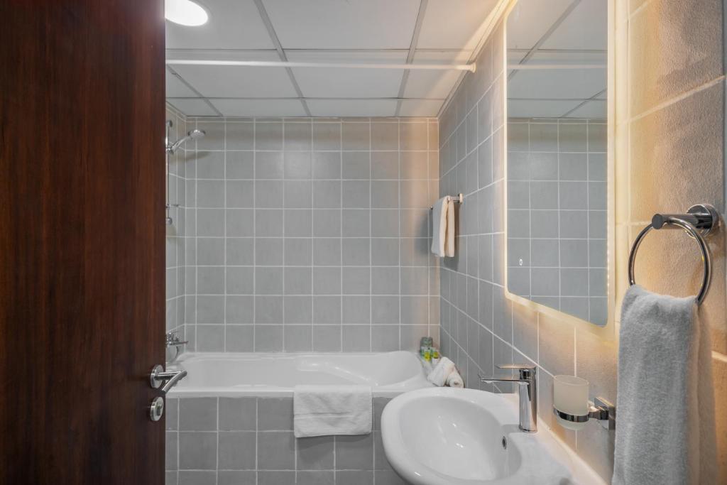 Een badkamer bij Furnished Studio In Arch Tower, Jlt Near Metro