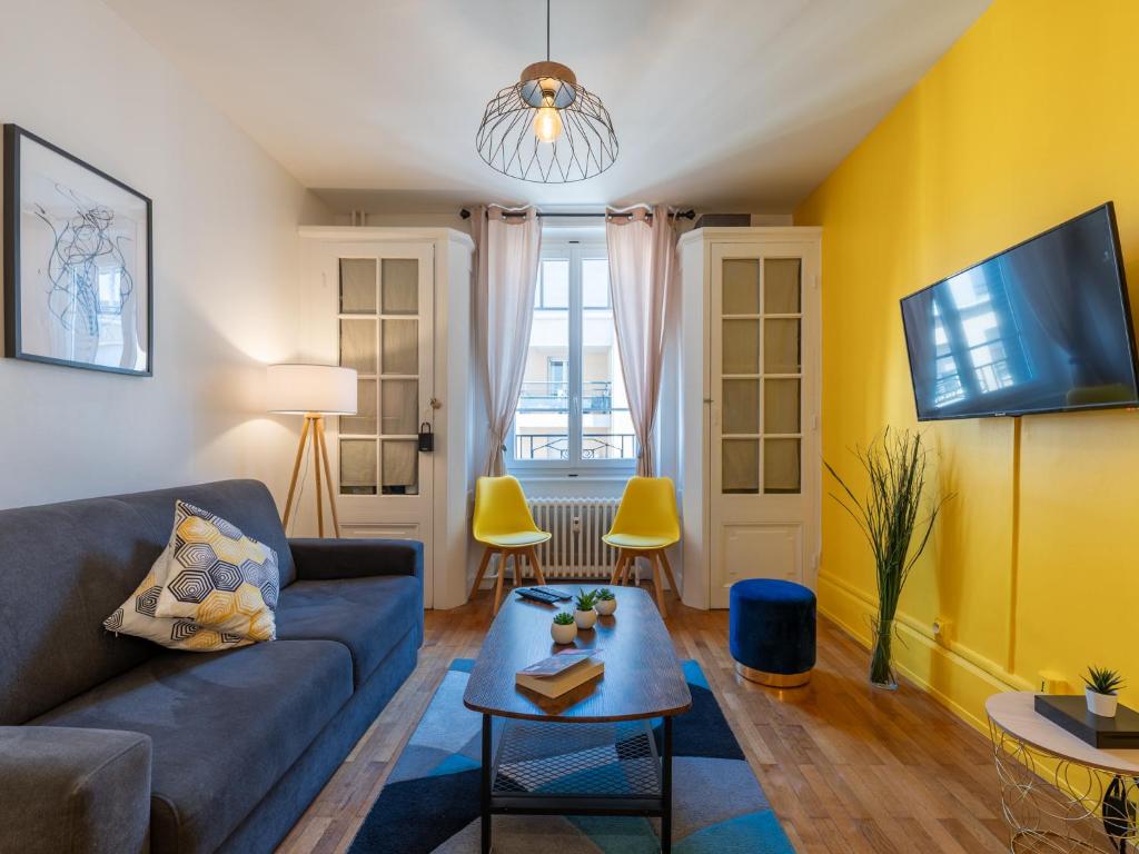 a living room with a couch and a table at LE DEDIEU - HYPERCENTRE GARAGE GRATUIT WiFi NETFLIX AMAZON PRIME in Villeurbanne