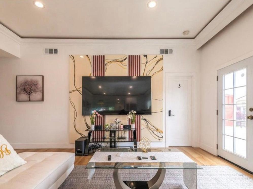 Et tv og/eller underholdning på Charming Private Room 4