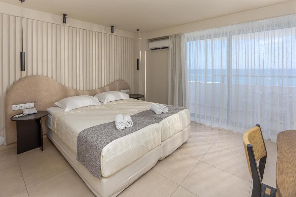 Posteľ alebo postele v izbe v ubytovaní Alia Beach Hotel by Estia