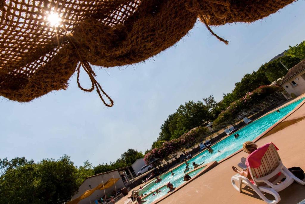 Bazén v ubytování Camping La Chapoulière nebo v jeho okolí