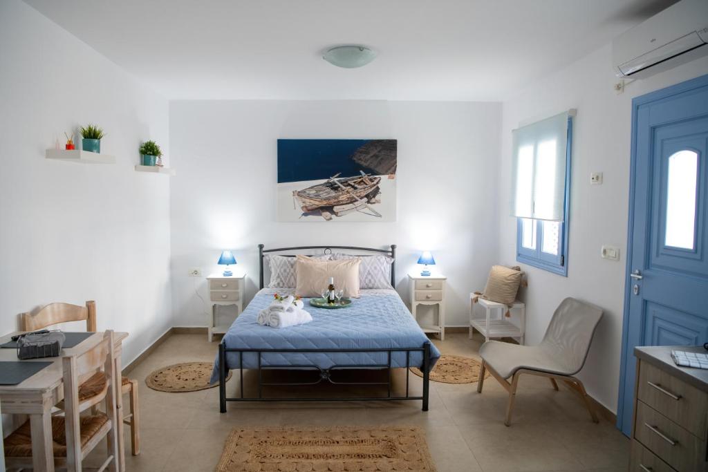 TV a/nebo společenská místnost v ubytování Sunrise Apartment Santorini