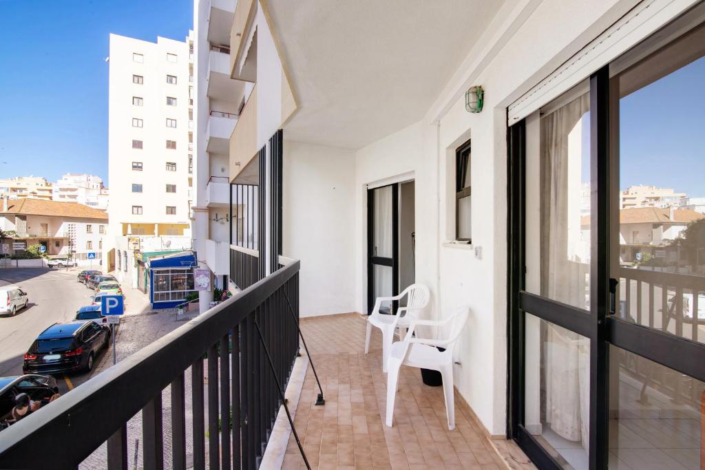 balcone con sedia e vista su una strada di Seaside Sanctuary - Praia da Rocha a Portimão
