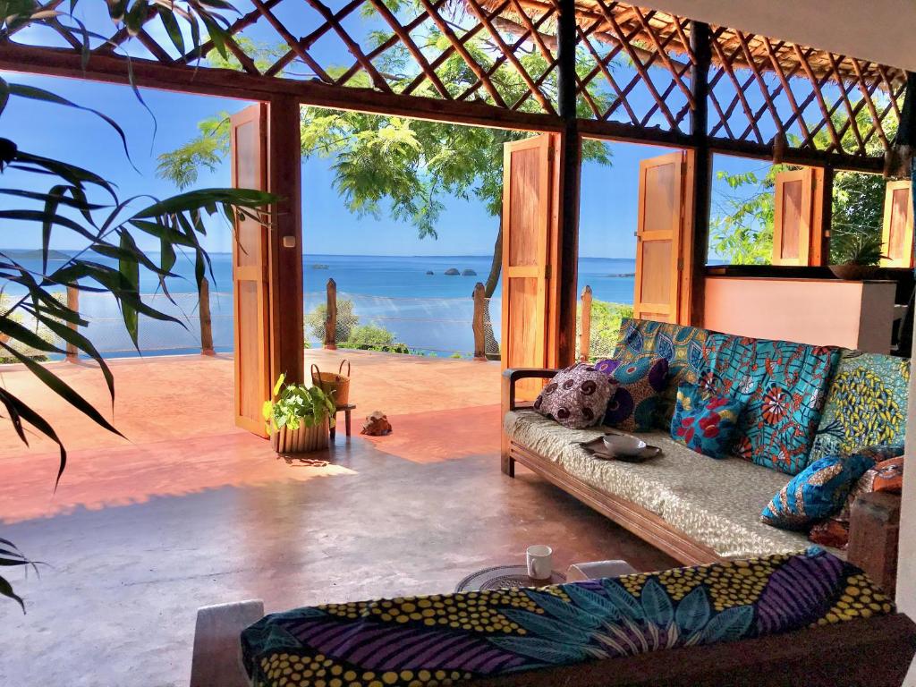 AmpangorinanaにあるMakako Lodgeのリビングルーム(ソファ付)が備わり、海の景色を望めます。