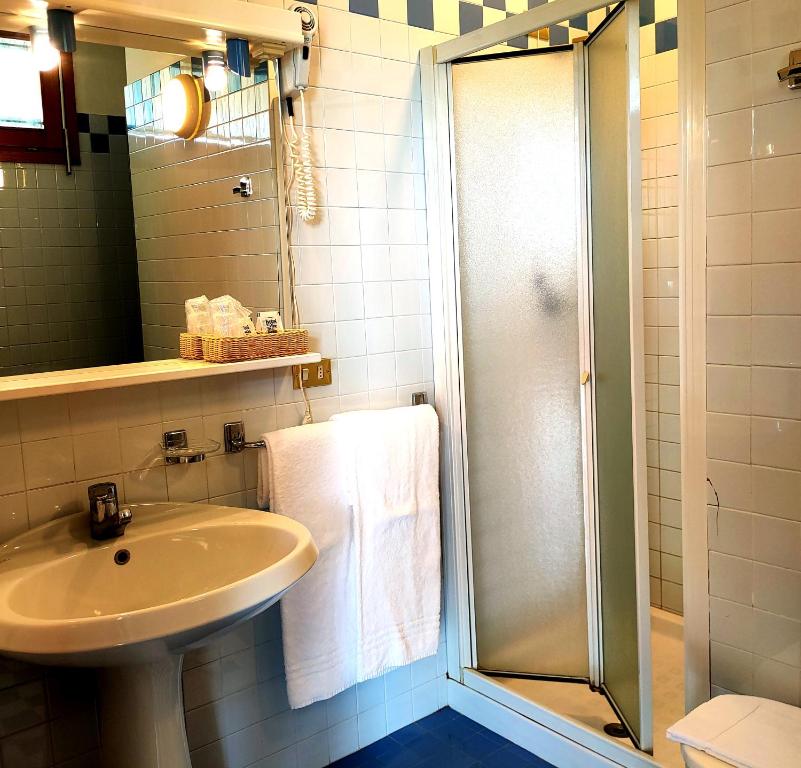 W łazience znajduje się umywalka i prysznic. w obiekcie Hotel Del Parco Ristorante Loris w mieście Pieve di Soligo
