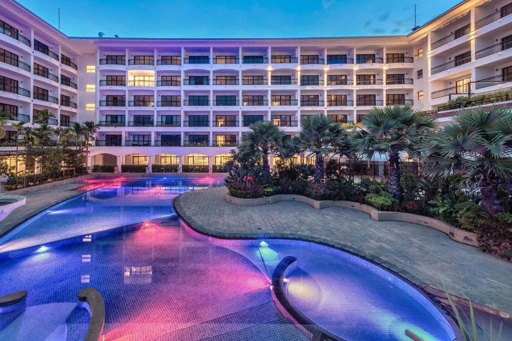 Bazén v ubytování Courtyard by Marriott Siem Reap Resort nebo v jeho okolí