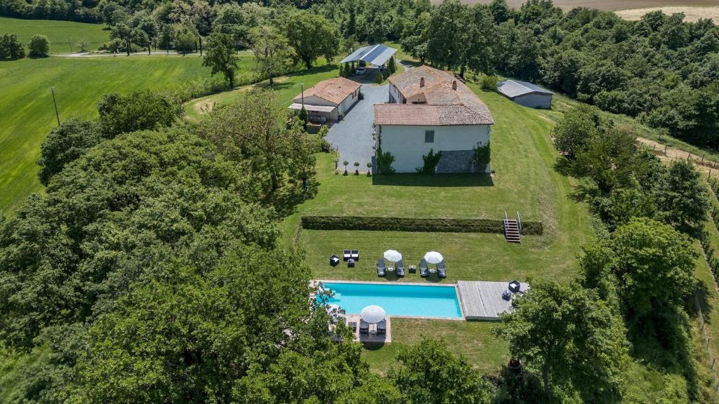 an aerial view of a house with a swimming pool at VILLA A CASA DI GIOVANNI 12, Emma Villas in Acquapendente