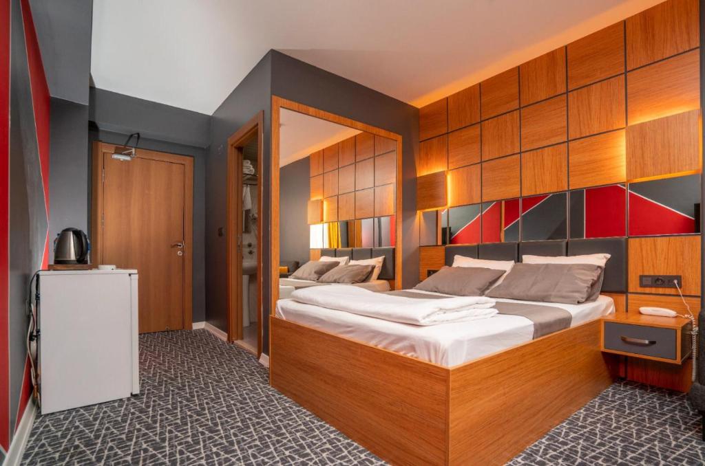 sypialnia z 2 łóżkami w pokoju w obiekcie Royal Nest w Stambule