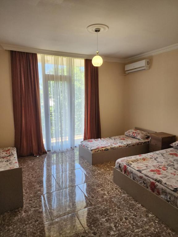 Postel nebo postele na pokoji v ubytování Vizitori Hotel