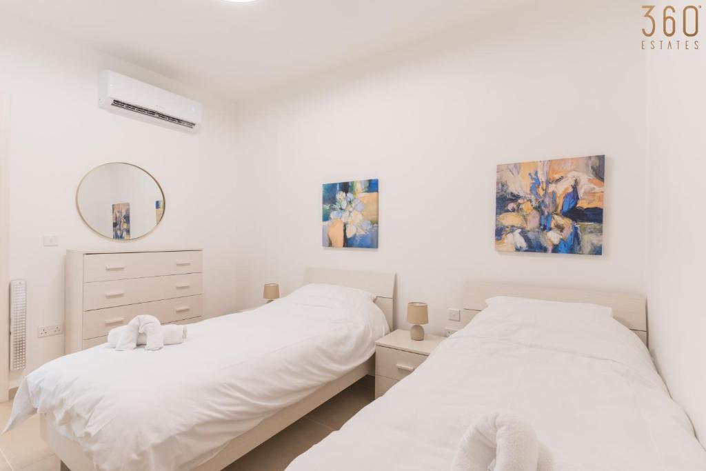 Postel nebo postele na pokoji v ubytování Stunning 3BR home in Gozo with access to pool by 360 Estates