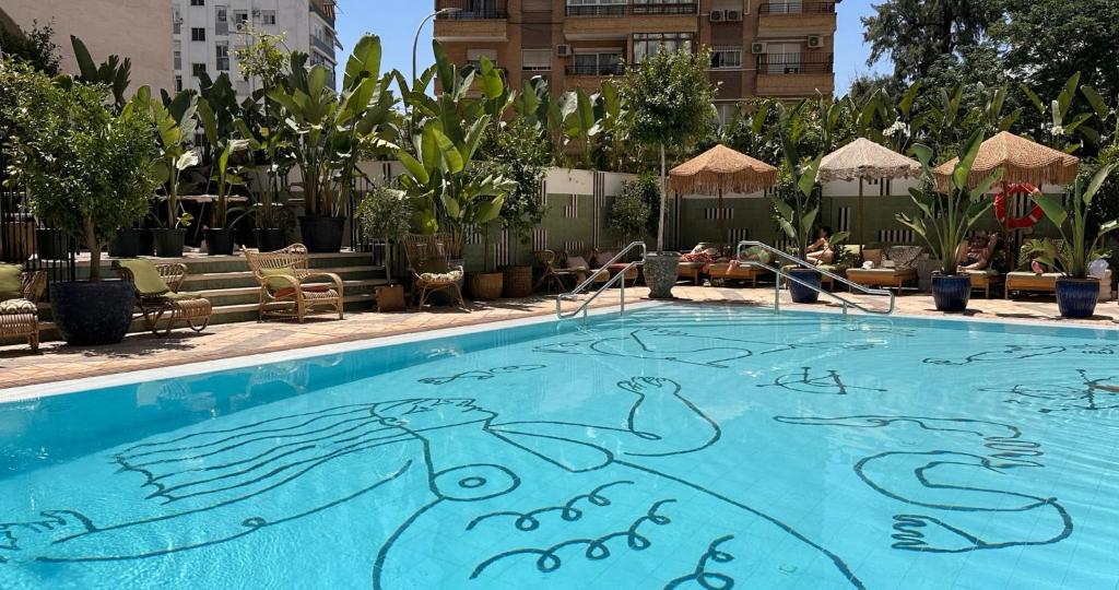 een groot zwembad met een tekening erop bij Only YOU Hotel Sevilla in Sevilla