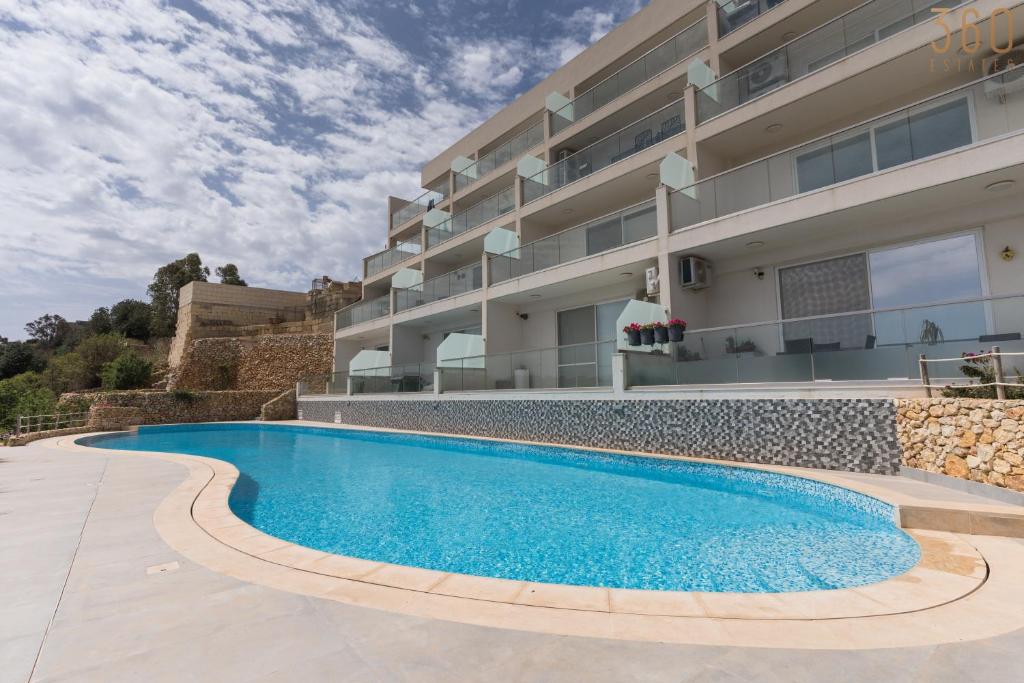 Bazén v ubytování Stunning 3BR home in Gozo with access to pool by 360 Estates nebo v jeho okolí