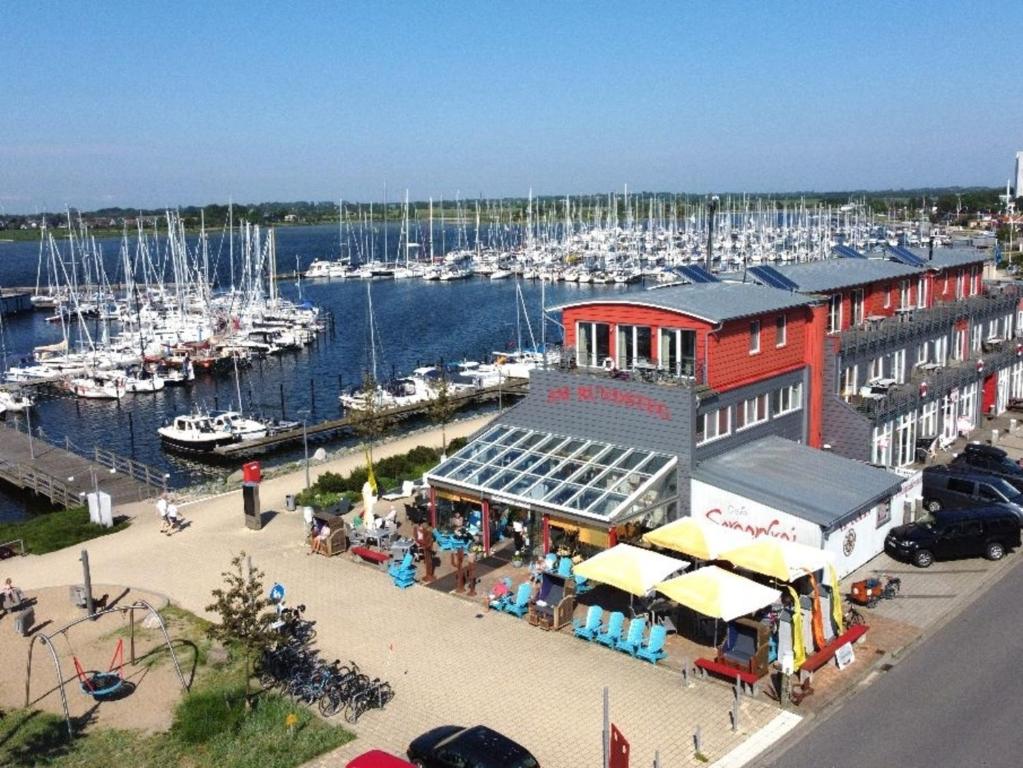 uma marina com barcos na água e um edifício vermelho em Am Rundsteg 7 em Burgtiefe auf Fehmarn 