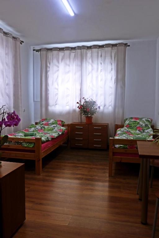 Postel nebo postele na pokoji v ubytování Hotel Dworek