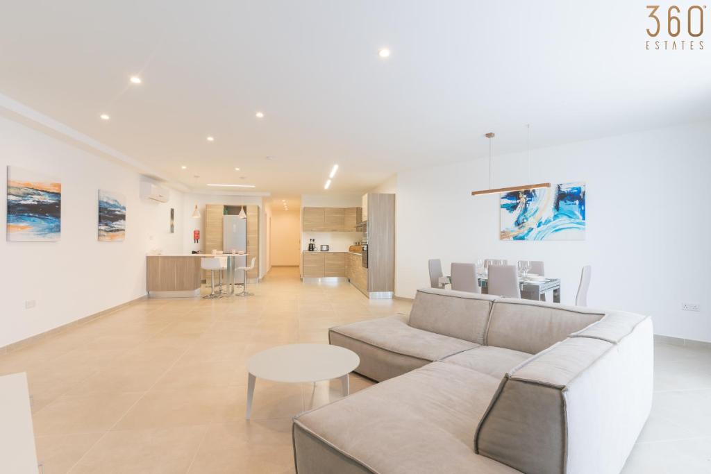Posezení v ubytování Stunning 3BR home in Gozo with access to pool by 360 Estates