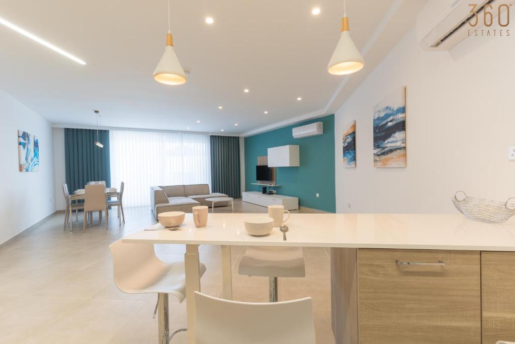 Posezení v ubytování Stunning 3BR home in Gozo with access to pool by 360 Estates
