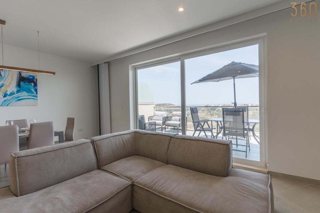 Posezení v ubytování Stunning 3BR home in Gozo with access to pool by 360 Estates