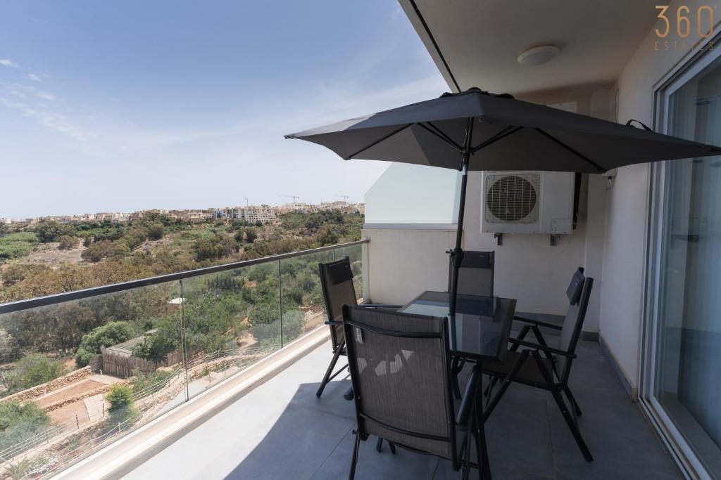 Balkón nebo terasa v ubytování Stunning 3BR home in Gozo with access to pool by 360 Estates