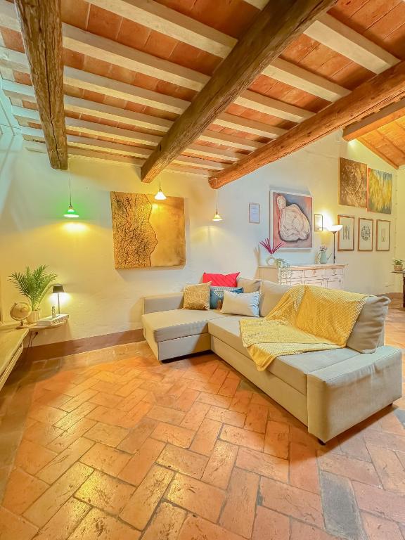 a living room with a couch and a table at Casa Malò in Pisa
