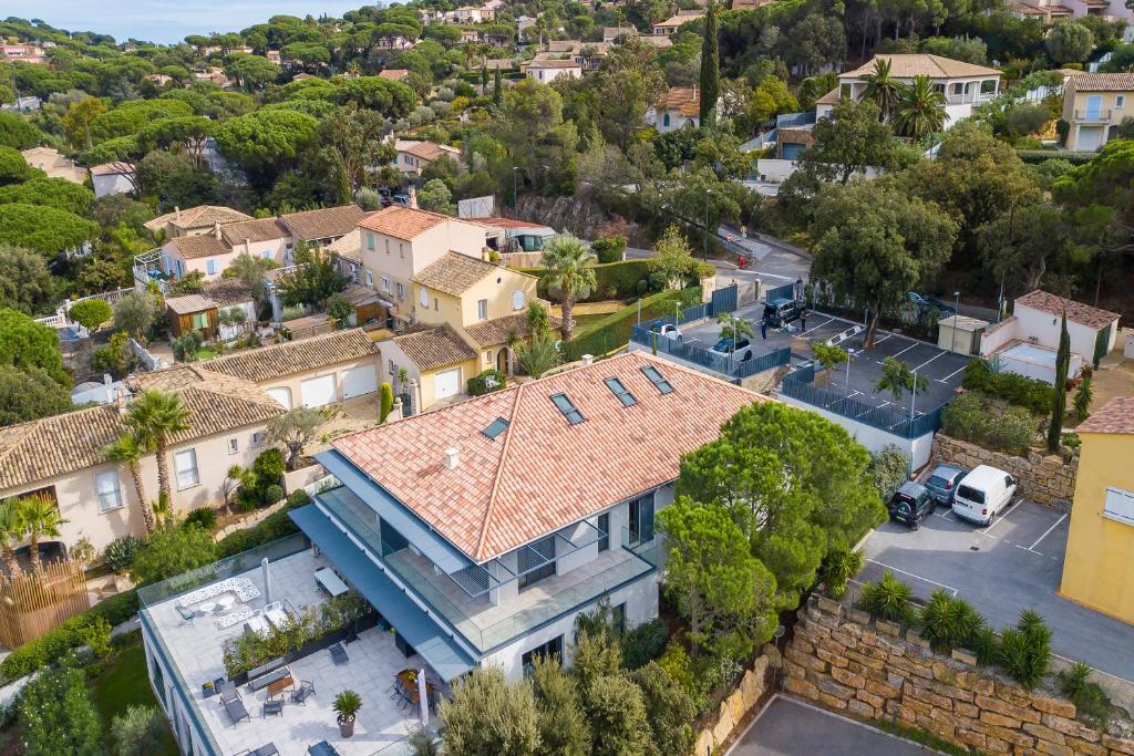 - une vue aérienne sur une maison dotée d'un toit en carrelage dans l'établissement L'Ecrin 103 - Golfe de Saint-Tropez - Happy Rentals, à Sainte-Maxime