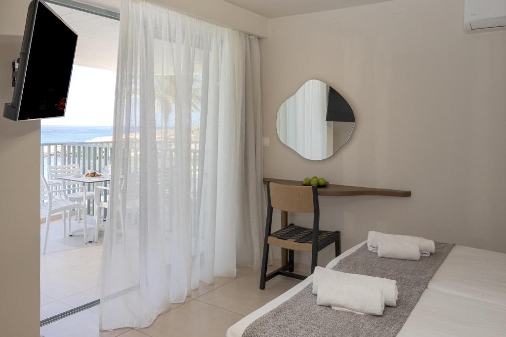 Posteľ alebo postele v izbe v ubytovaní Alia Beach Hotel by Estia