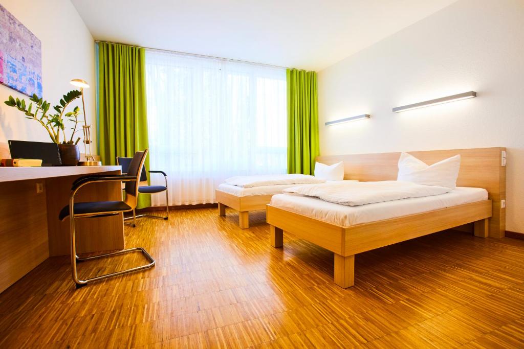 Postel nebo postele na pokoji v ubytování Gästehaus im LWH