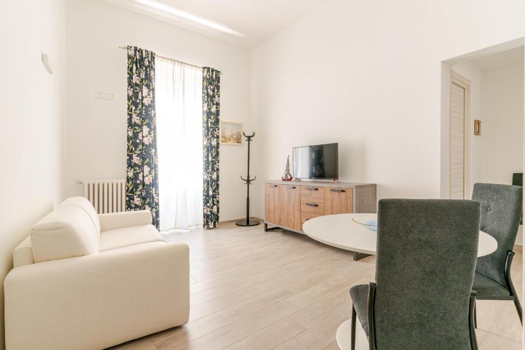 salon z kanapą i stołem w obiekcie La Casa di Nonna w mieście Ostuni
