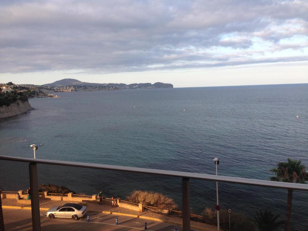 een balkon met uitzicht op de oceaan bij PRIVILEGIO SANTA CLARA 4A in Calpe