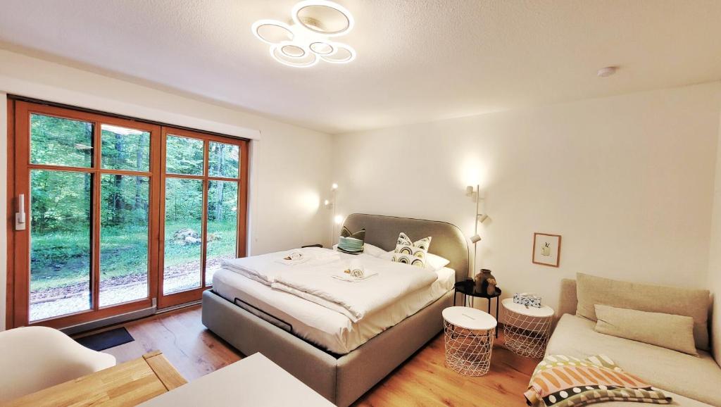 Postel nebo postele na pokoji v ubytování Studio am Dürnbach - Modern, ruhig & zentral am Schliersee mit Parkplatz
