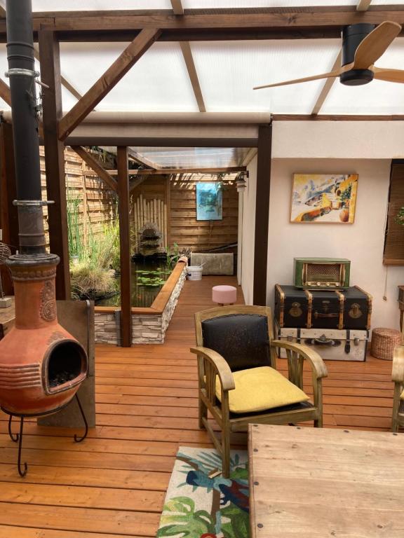 Il comprend un salon doté de parquet et d'une cheminée. dans l'établissement Un petit havre de paix, à Saint-Estève