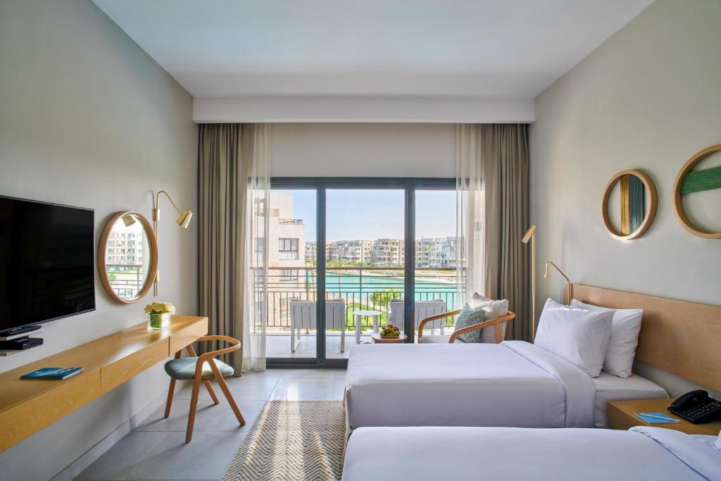 Postel nebo postele na pokoji v ubytování Marassi Boutique Hotel-Marina 1