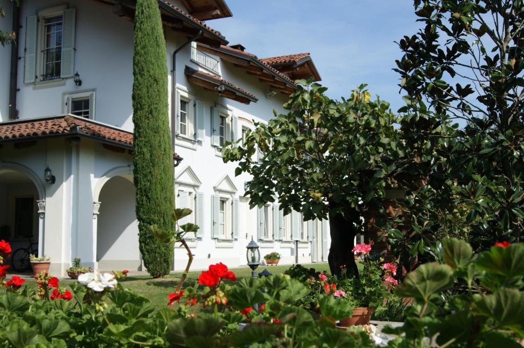 Villagaia Country House في Montafia: منزل أبيض وبه زهور في الفناء