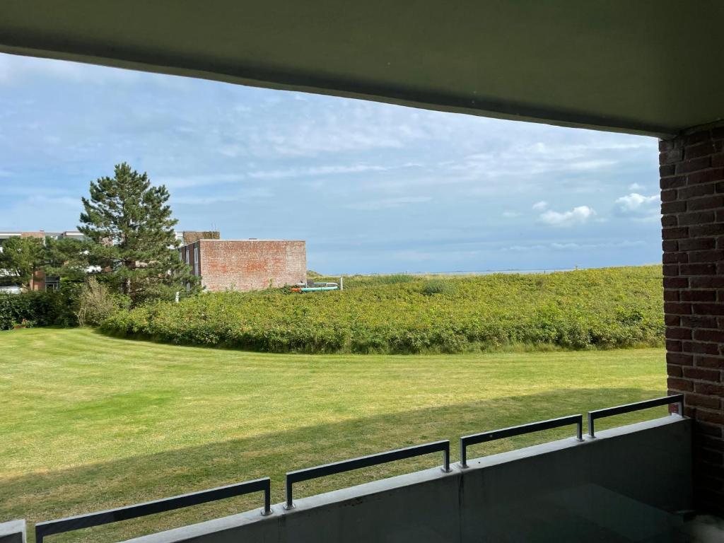 - une vue sur un champ depuis une fenêtre dans l'établissement Watt´n Paradies, à Wyk auf Föhr