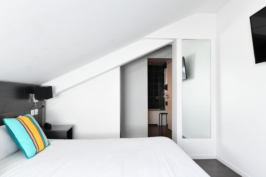 Postel nebo postele na pokoji v ubytování Logis Hôtel & Restaurant La Villa Bleue