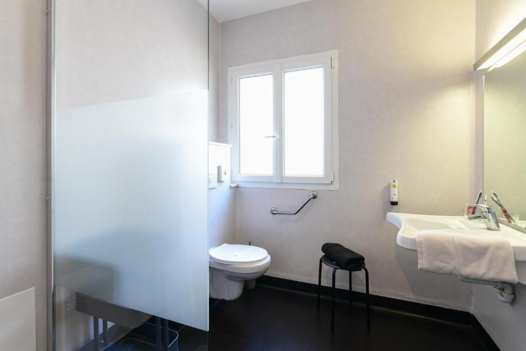 Koupelna v ubytování Logis Hôtel & Restaurant La Villa Bleue
