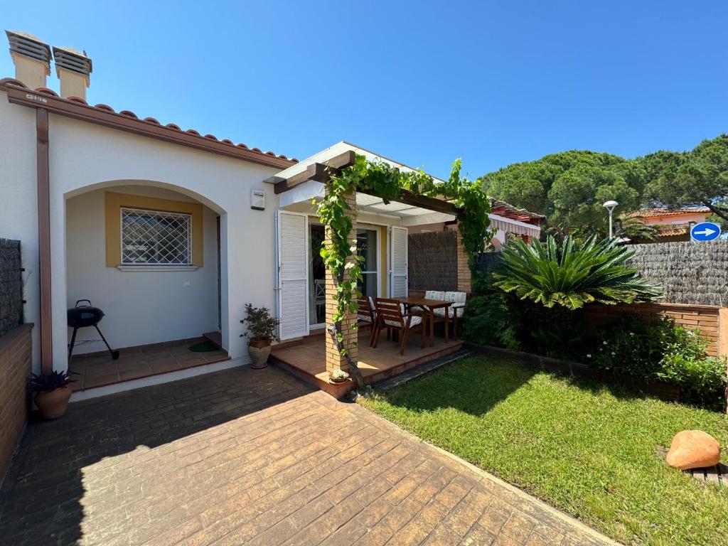 ein Haus mit einem Garten mit Pergola in der Unterkunft Daro 2D 163 in Torroella de Montgrí