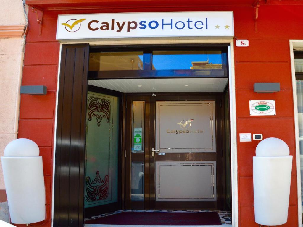 un edificio con entrada a un hotel en Hotel Calypso en Ventimiglia
