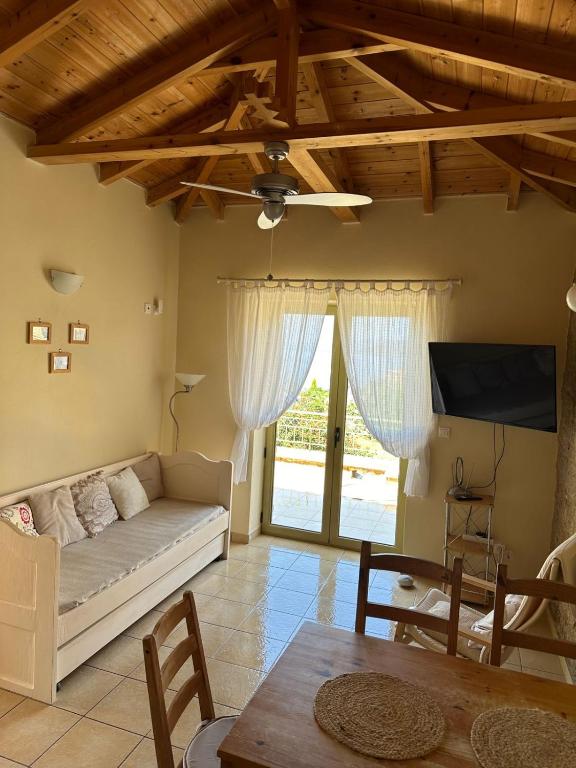 Televízia a/alebo spoločenská miestnosť v ubytovaní Amoni Holiday Homes