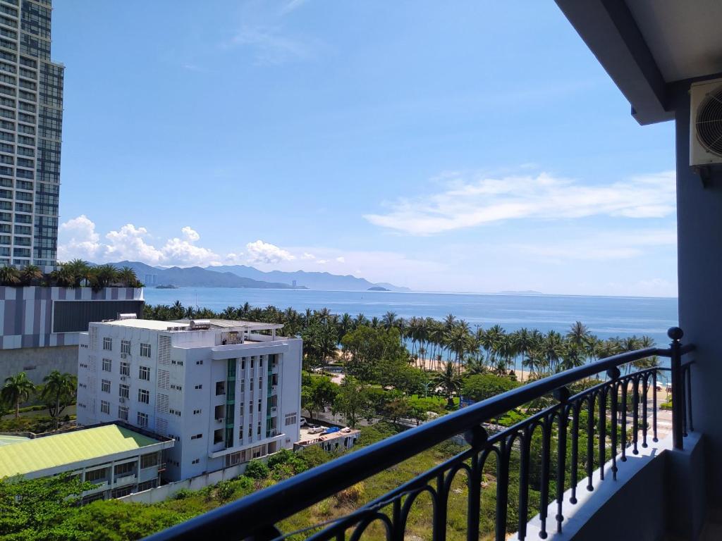 uma vista para o oceano a partir de uma varanda de um edifício em Tuệ Tĩnh Tower 21 em Nha Trang