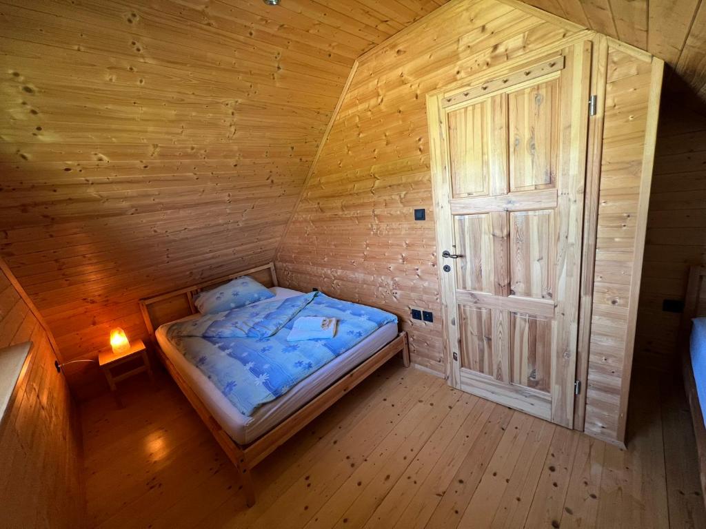 Ένα ή περισσότερα κρεβάτια σε δωμάτιο στο Loghouse Brunka - Escape from life on a highway