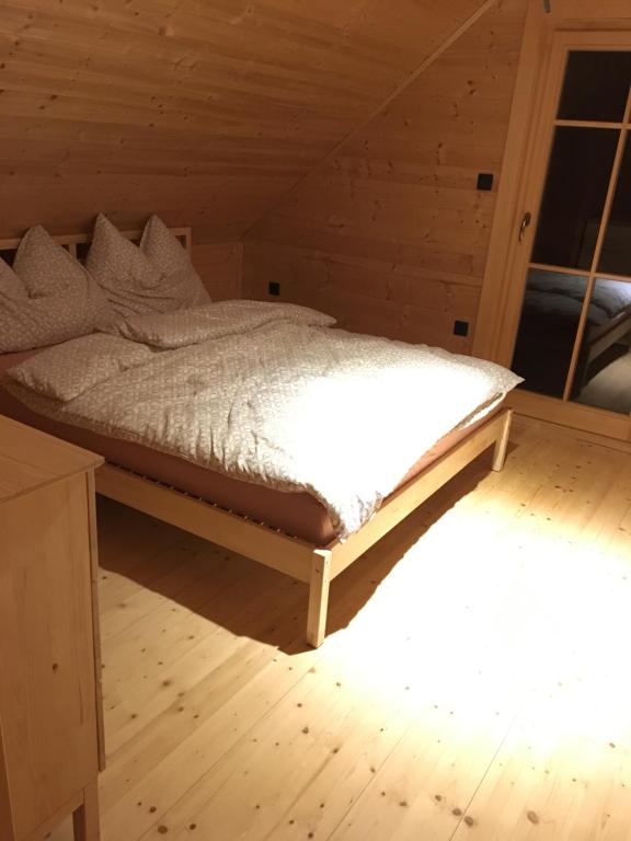 Ένα ή περισσότερα κρεβάτια σε δωμάτιο στο Loghouse Brunka - Escape from life on a highway