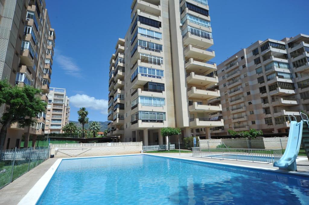 - une piscine en face de certains immeubles dans l'établissement Madeira Superior Orangecosta, à Benicàssim