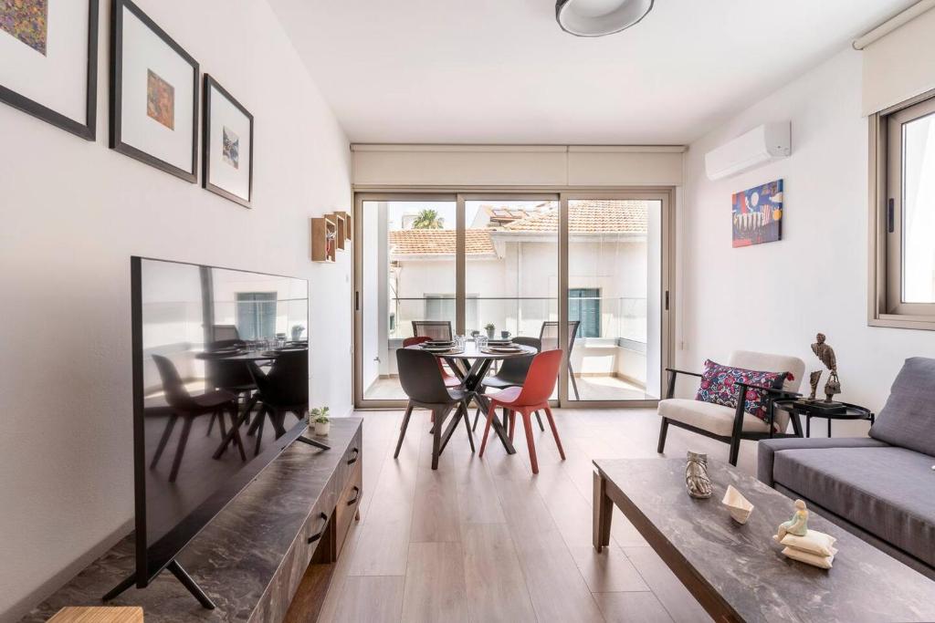 a living room with a couch and a table at Le Voyageur II in Larnaca
