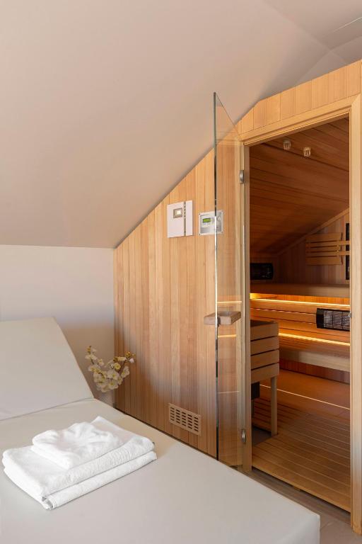 Postel nebo postele na pokoji v ubytování Rooms S Center